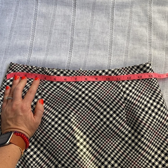 White House Black Market houndstooth pencil skirt. - Picture 9 of 13